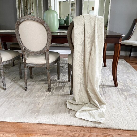 🎬✨Tv Show “UMBRELLA ACADEMY ” - Ivory Lace Tablecloth - Picture 1 of 12